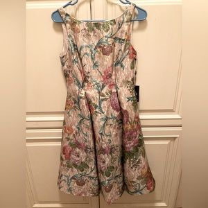 New With Tags Adrianna Papell Gold Floral Gown Size 2